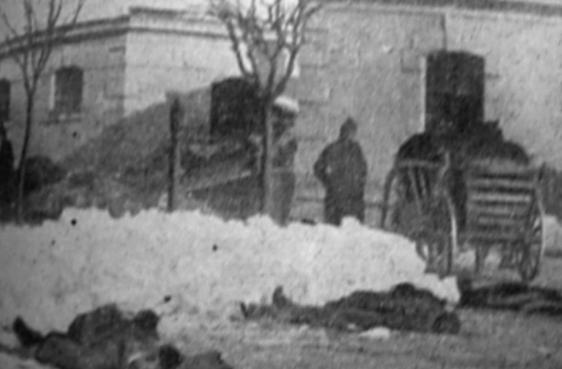 Двoриште касарне 16. батаљона пограничних ловацаса лешевима убијених