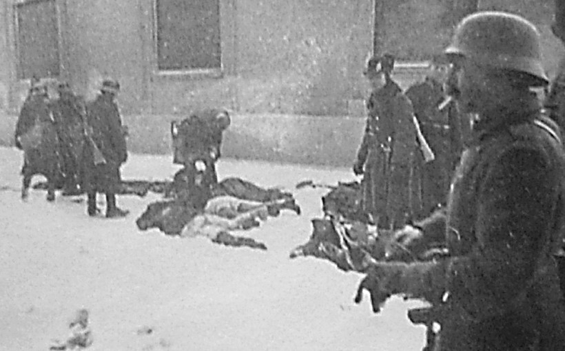 Рација у Новом Саду, у Милетићевој улици,јануара 1942. године. Пљачкање жртава. Музеј Војводине,
Збирка фотографија, инв. бр. 9813-2